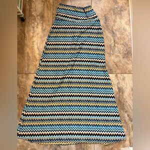 LIKE NEW! Flirtatious Geometric Design Maxi Skirt Size Small